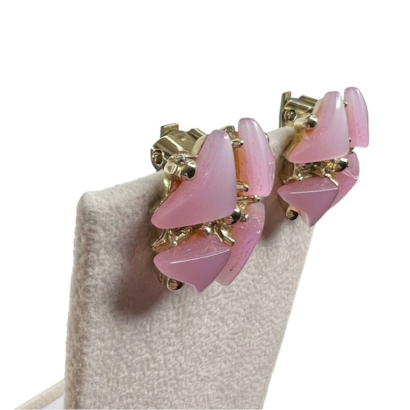 Vintage Pink Thermoset Pinwheel Geometric Gold Tone Clip On Earrings - Picture 4 of 12